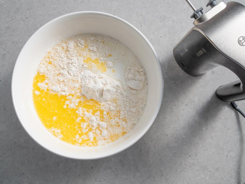 w misce składniki na naleśniki francuskie, obok mikser ręczny bosch