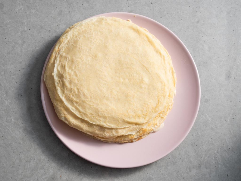 na różowym talerzu naleśniki francuskie