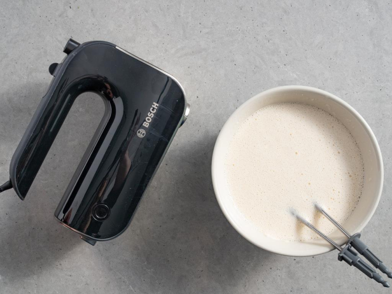 robot ręczny bosch obok w misce ciasto na cienkie naleśniki