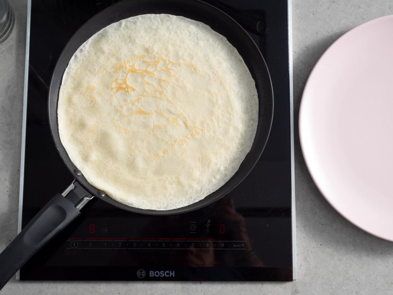 na patelni przygotowywane naleśniki