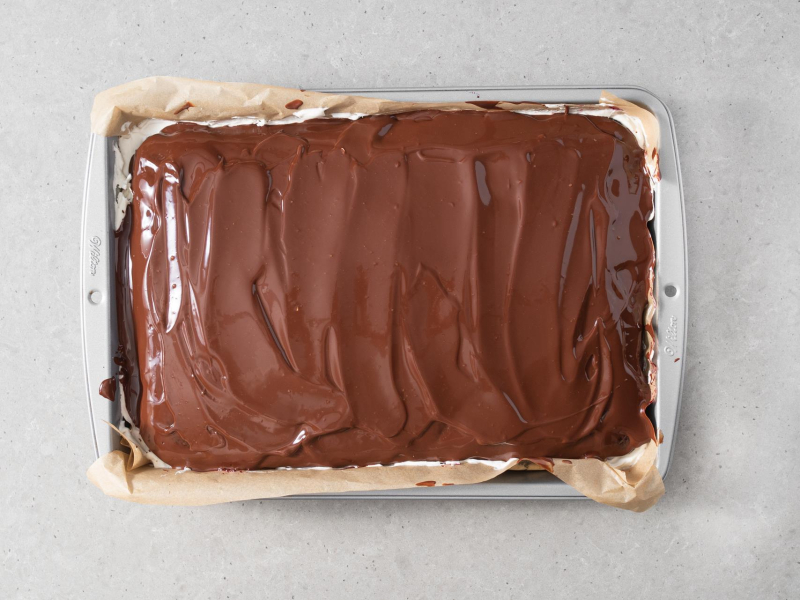 Czekoladowa polewa rozsmarowana na wierzchu ciasta.