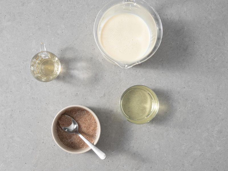 W szklanym pojemniku nap贸j sojowy. Obok w szklanym naczyniu olej rzepakowy i ocet jab艂kowy. A w miseczce zalane wrz膮tkiem siemi臋 lniane