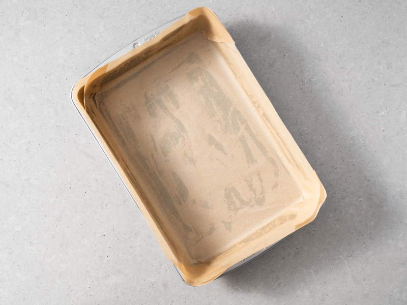 Forma prostok膮tna wy艂o偶ona papierem do pieczenia.