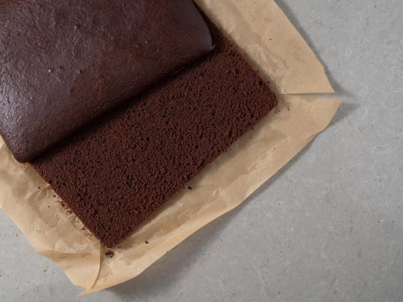 Przekrojone ro艣linne ciasto czekoladowe.