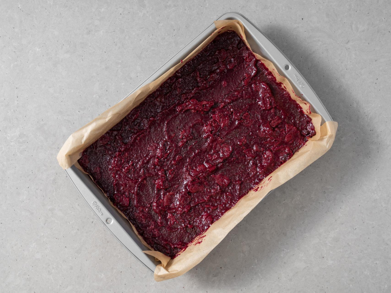 Blat ciasta prze艂o偶ony konfitur膮 wi艣niow膮.