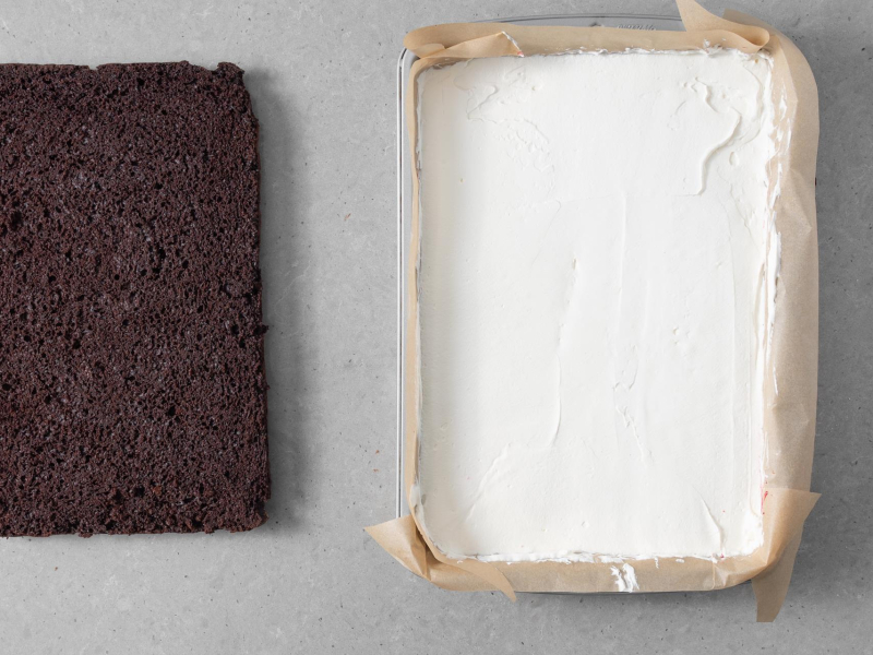 Ubita 艣mietanka wega艅ska prze艂o偶ona na czekoladowy blat.