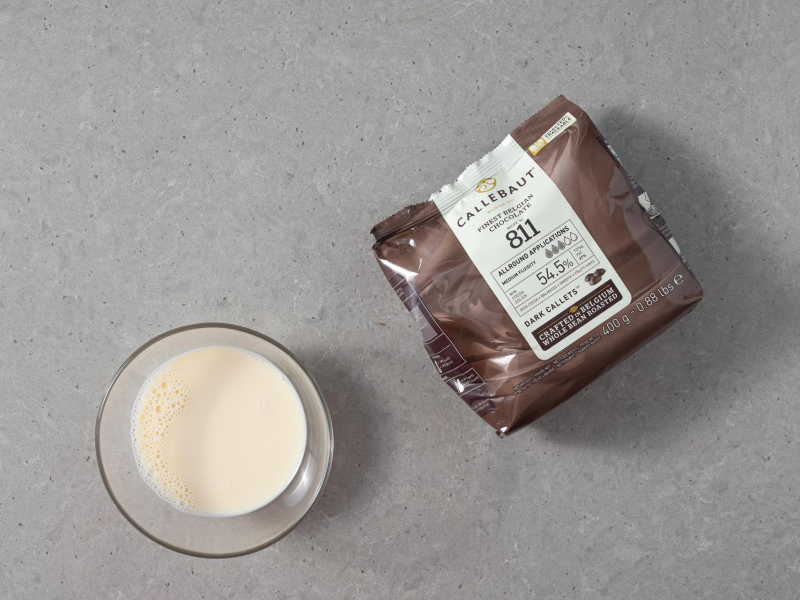 Nap贸j sojowy w szklance. Obok czekoladowa Callebaut 811.