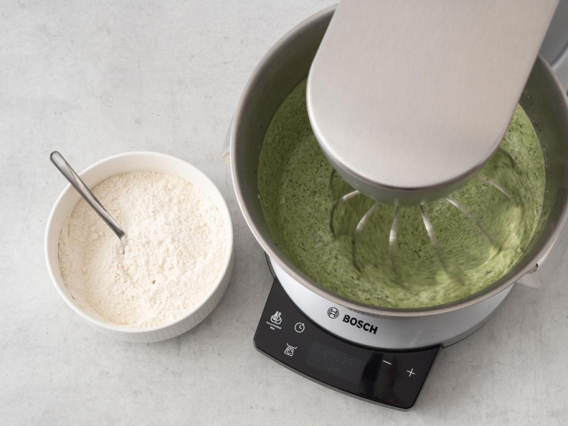 masa ze szpinakiem, mąka z proszkiem do pieczenia Dr. Oetkera, Robot kuchenny Bosch OptiMUM MUM9BX5S65