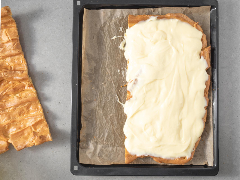 Karpatka przełożona kremem budyniowym.