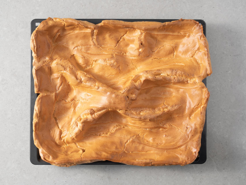 Upieczone ciasto na karpatkę.