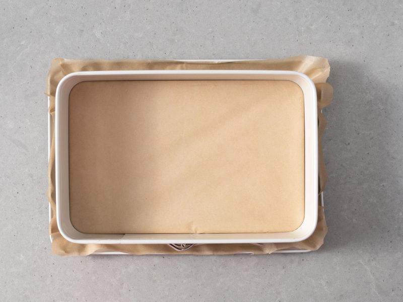 Forma prostokątna wyłożona papierem do pieczenia.
