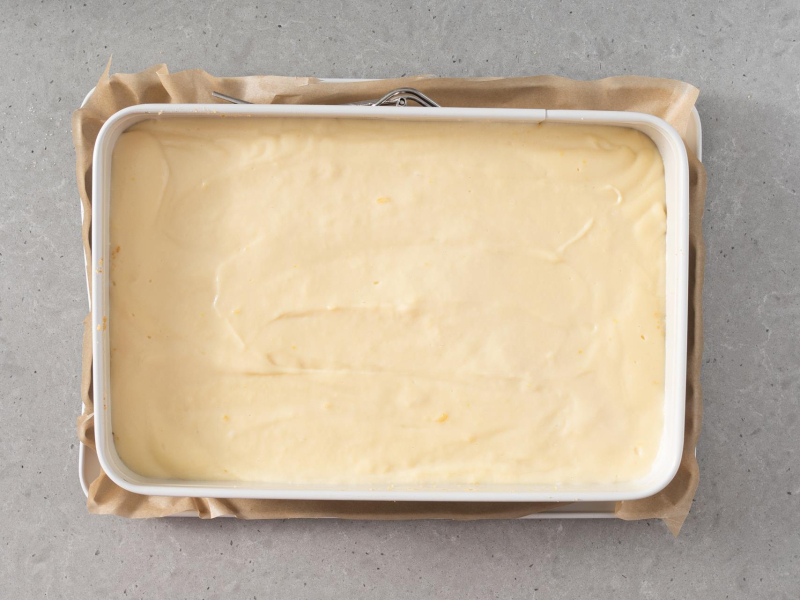 Masa na wegański sernik gotowany przełożona do formy.