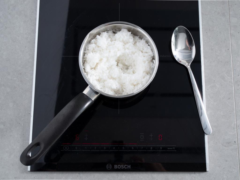 w rondelku na płycie wiórki kokosowe