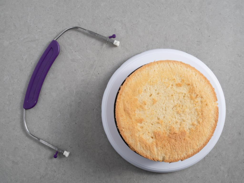 upieczony biszkopt obok nóż do krojenia ciasta wilton