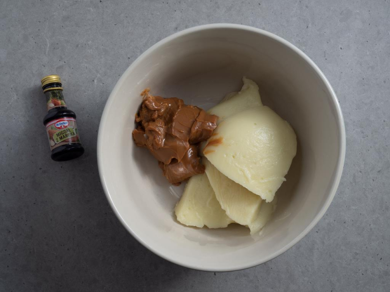 w misce ugotowany budyń i masa kajmakowa oraz ekstrakt z migdałów