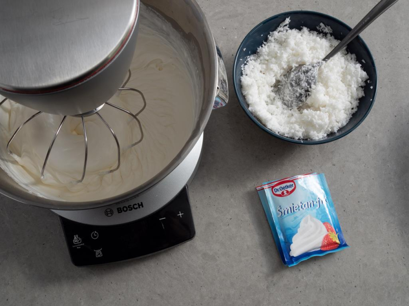 w robocie kuchennym bosch ubijany krem mascarpone obok śmietan fix Dr. Oetkera