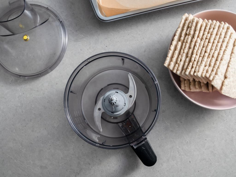 w miseczce chrupkie pieczywo i otwarty malakser bosch