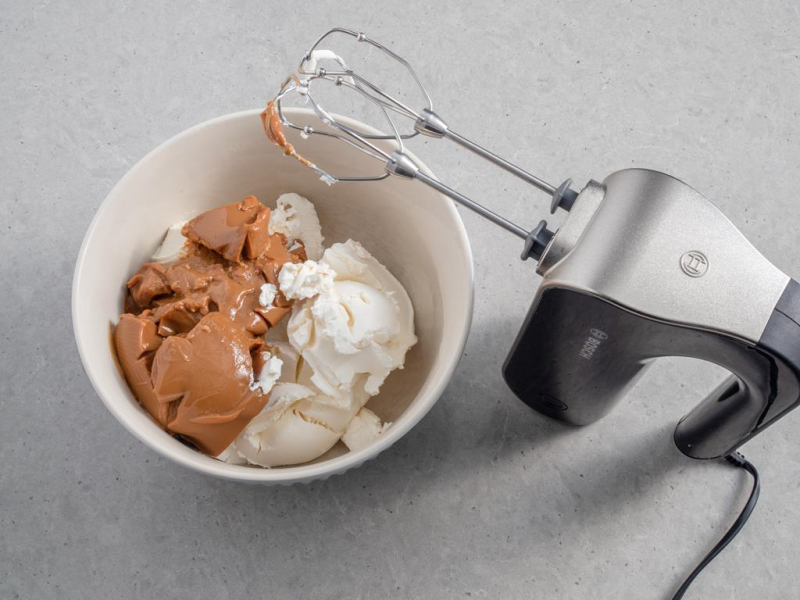 w miseczce serek śmietankowy i masa kajmakowa obok mikser ręczny bosch