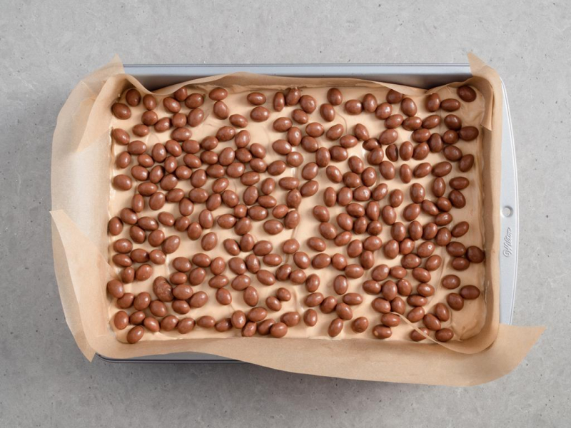 ciasto z chrupiącymi ciasteczkami w czekoladzie bez pieczenia