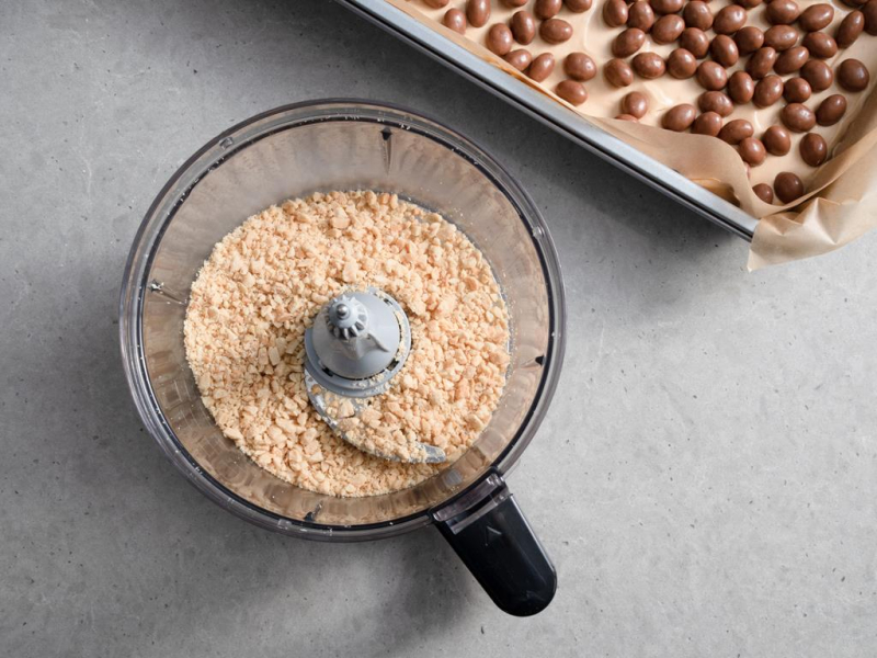 w malakserze posiekane orzeszki do ciasta Lion