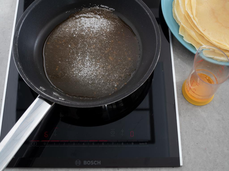 na patelni stopiony cukier do sur