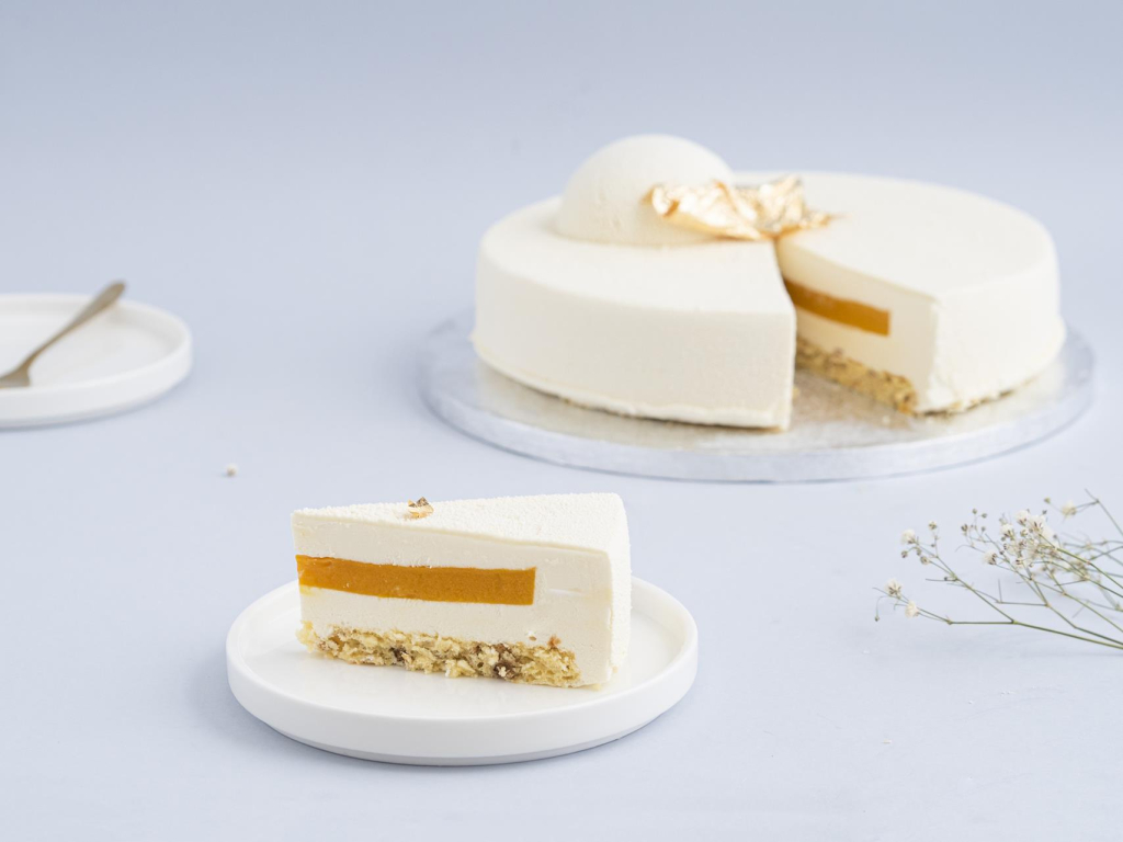 Kawałek tortu musowego na białym talerzyku - Wszystkiego Słodkiego