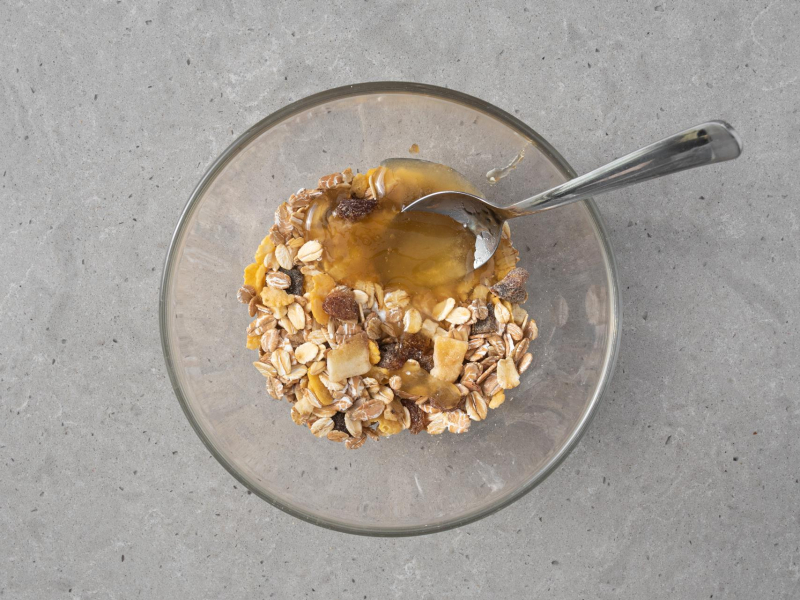 Musli w miseczce z jogurtem i miodem.