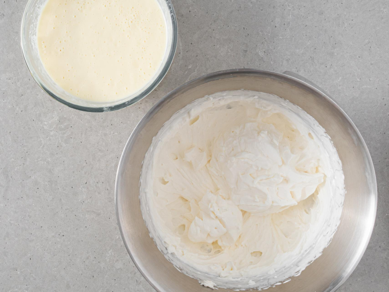 W misie ubita śmietanka. Obok krem jogurtowo-czekoladowy.