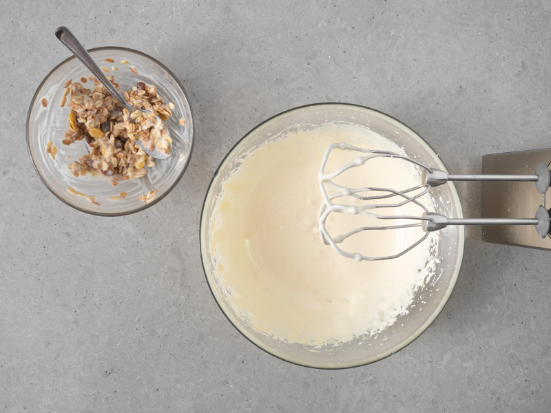 W jednak misce musli z jogurtem i miodem, a w drugiej żółtka utarte z cukrem.