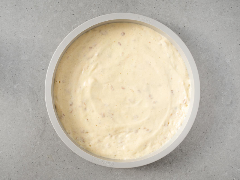 Ciasto na biszkopt w formie silikonowej.