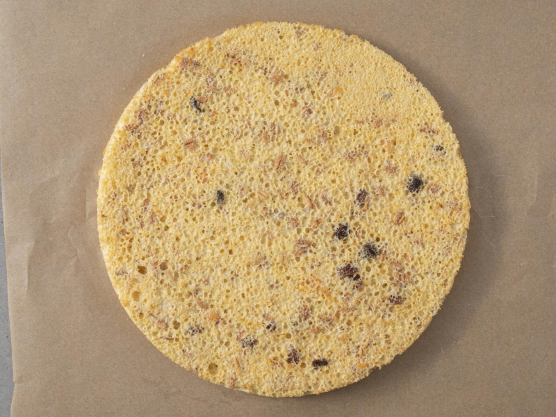 Upieczony biszkopt do tortu musowego.