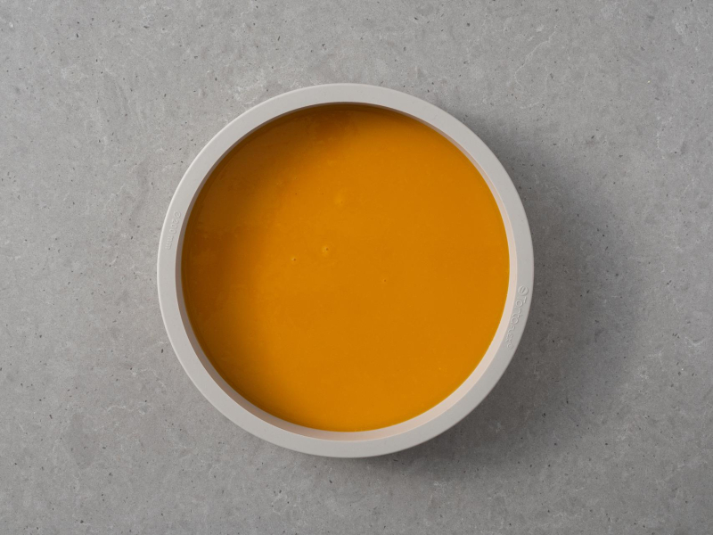 Żelka mango w formie silikonowej.