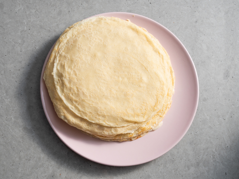 na talerzu naleśniki francuskie