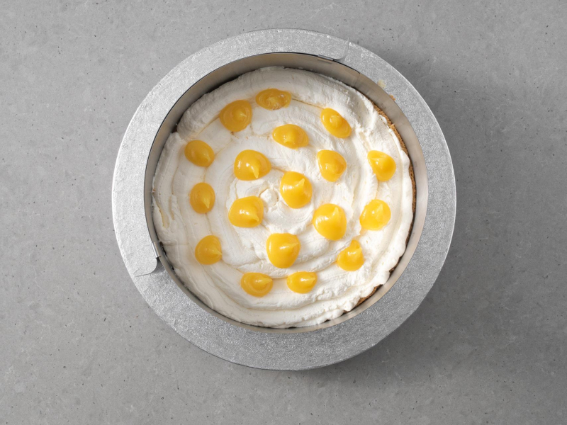 Blaty tortu w rancie z kremem maślanym i lemon curd.