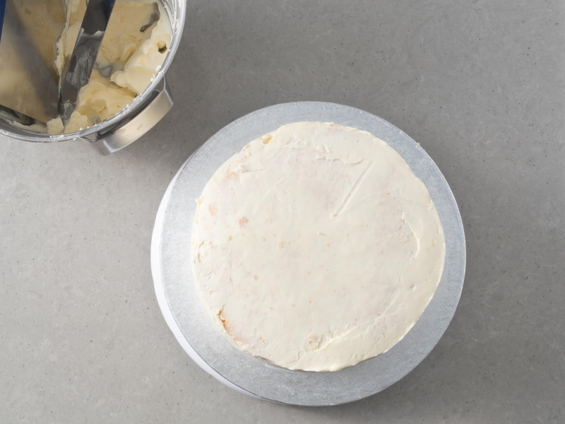 Otynkowany masą maślaną tort.