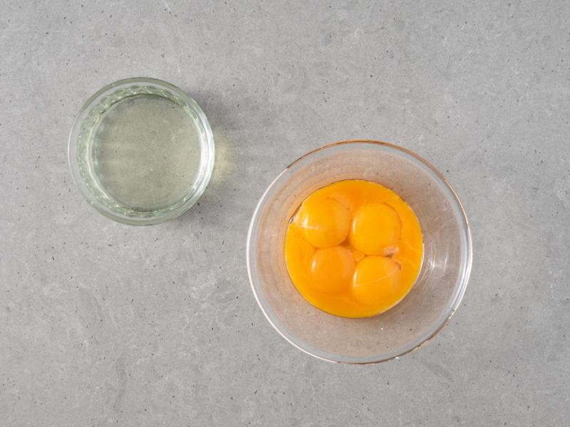 W jednej misce żółtka. W drugiej olej rzepakowy.