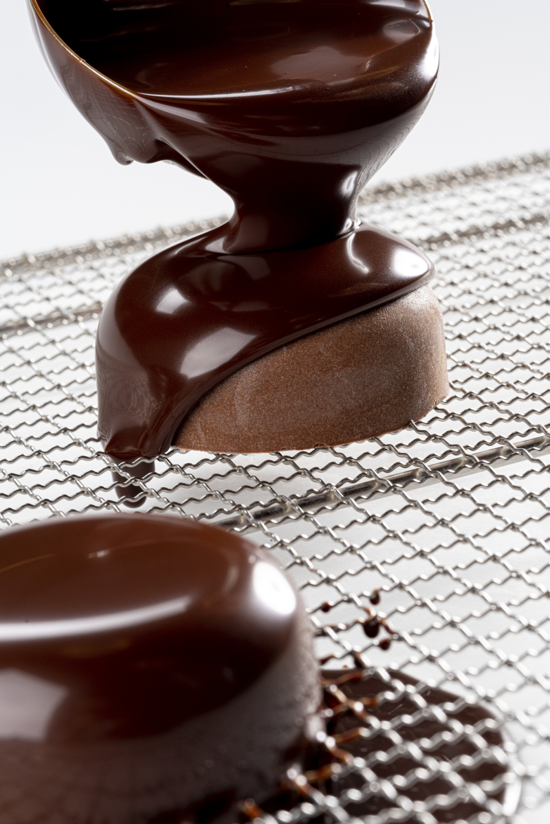 czekoladowa monoporcja na kratce oblewana czekoladą polewą lustrzaną