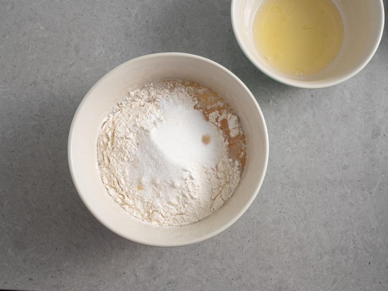 w misce składniki na gofry obok miseczka  z białkami