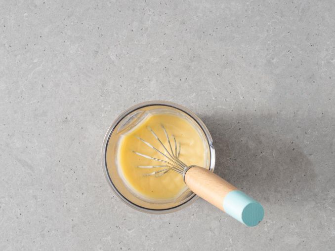 w szklanym naczyniu sos waniliowy dr.Oetkera