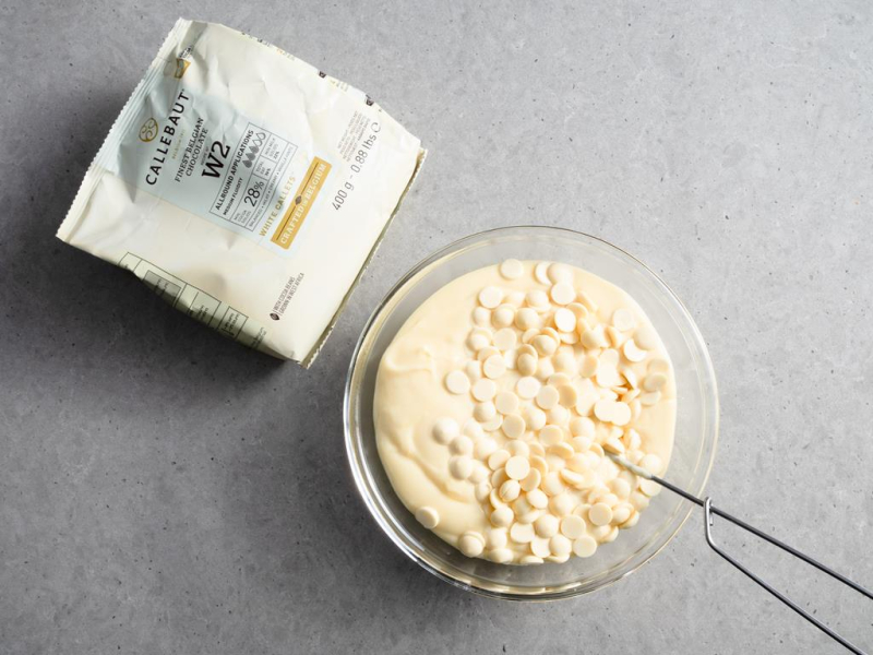 czekolada biała callebaut dodana do gorącego budyniu