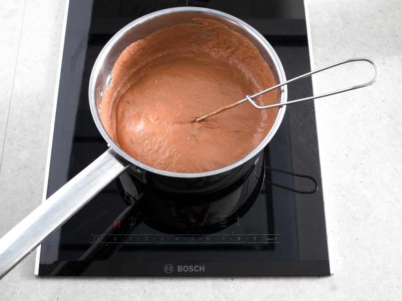 w rondelku budyń z czekolada na płycie indukcyjnej bosch
