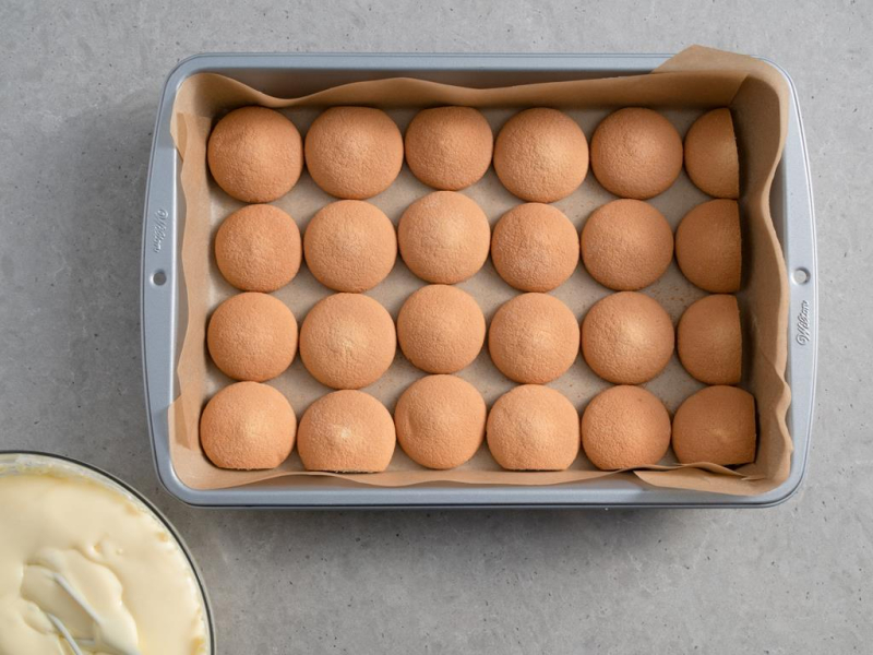 okrągłe biszkopty wyłożone na dni formy wilton