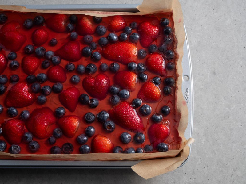 ciasto lodowiec z owocami i galaretką truskawkową