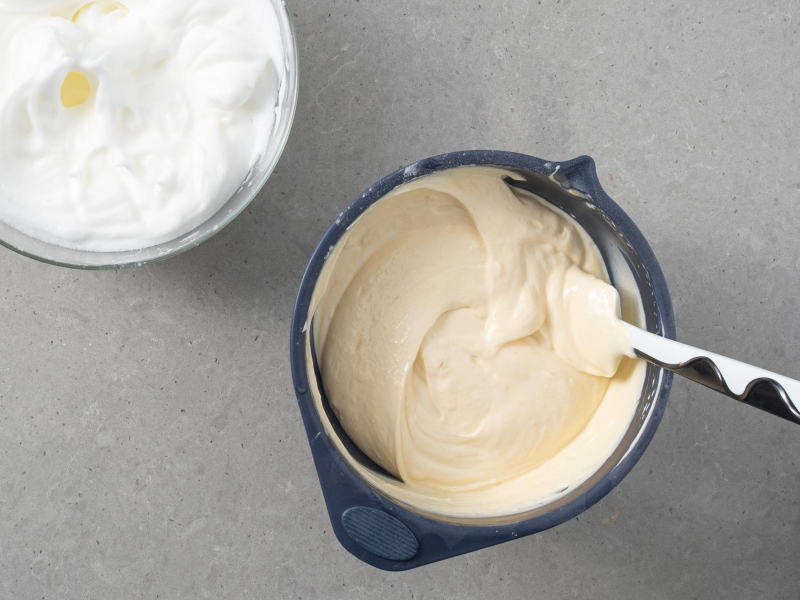 W misie ubite białka. Obok wymieszana masa na skyrnik.