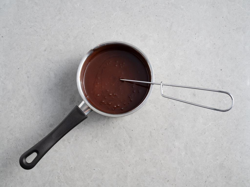 rozpuszczona masa czekoladowa w rondelku