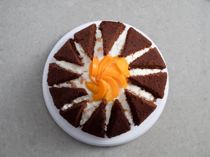 na paterze obrotowej Wilton przygotowane ciasto kilimandżaro