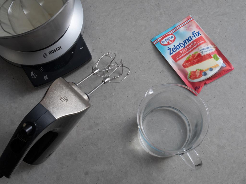 na blacie mikser ręczny bosch, szklane naczynie i żelatyna fix deserowa dr.Oetker