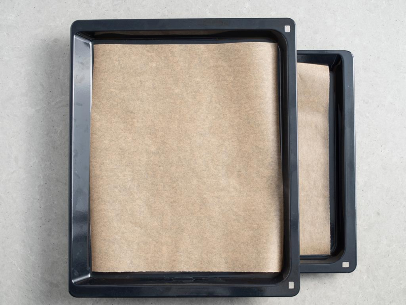 blachy z wyposażenia piekarnika wyłożone papierem do pieczenia