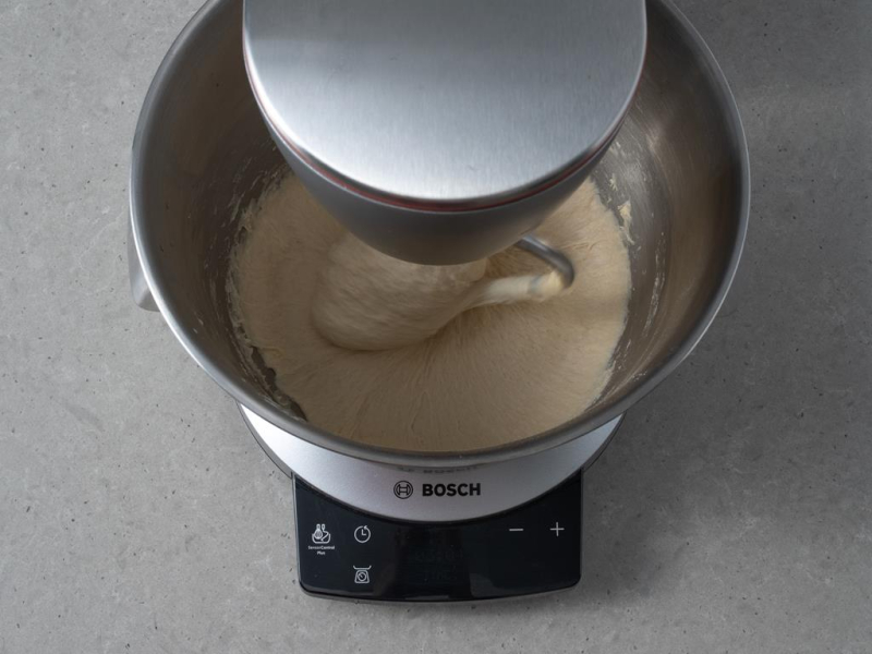 Zagniatania ciasta na pączki bez mleka w robocie kuchennym Bosch,