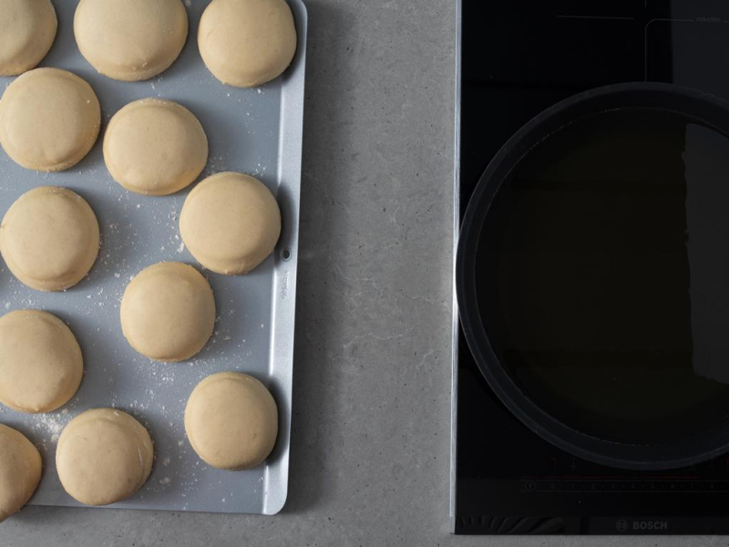 Wyrośnięte ciasto drożdżowe na pączki.